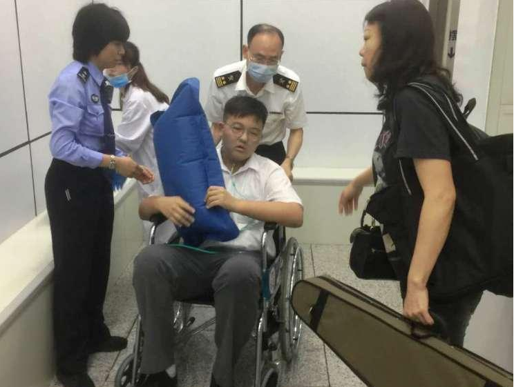 暖心相伴！深圳边检民警及时为出入境旅客排忧解难
