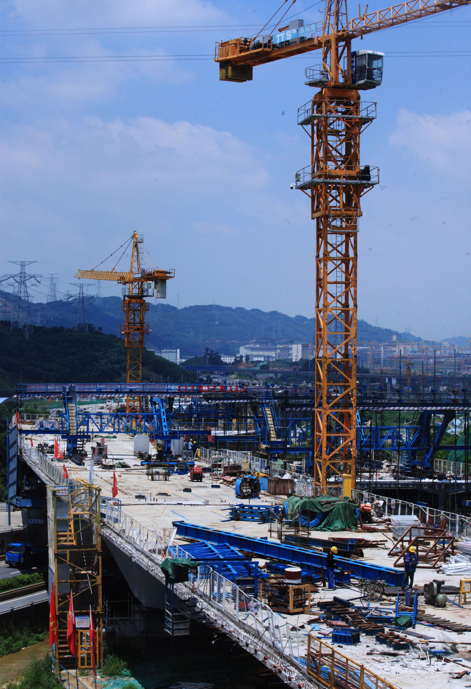 此次观光路高架桥右幅挂篮中跨合拢段圆满完成,标志着该项目建设取得