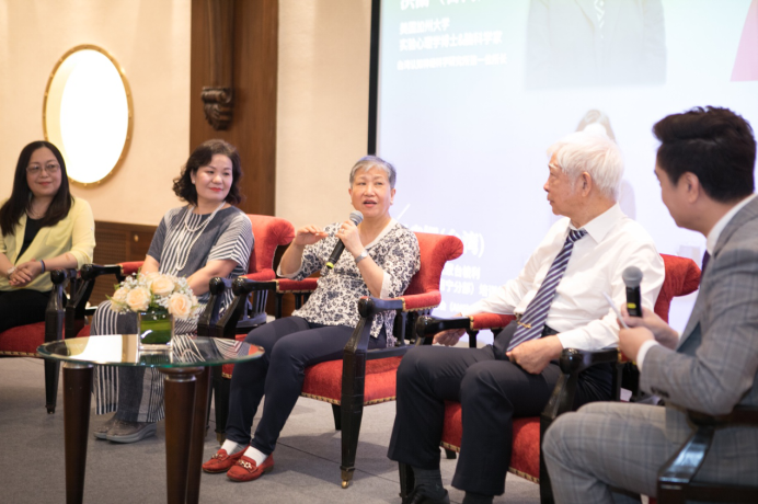 美国加州大学实验心理学博士,脑科学家洪兰教授,李裕光校长,以及方绣