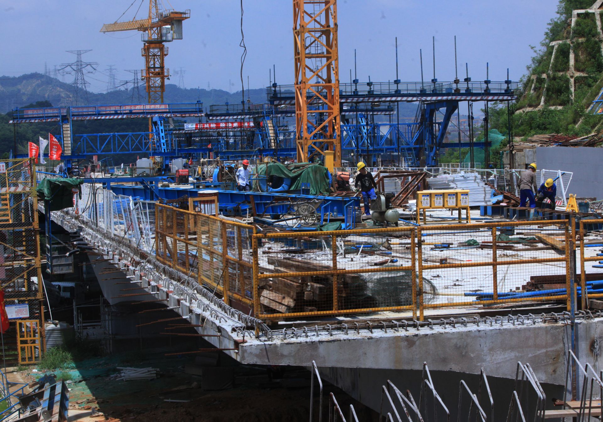 深圳外环高速观光路高架桥施工忙右幅悬浇梁中跨合拢