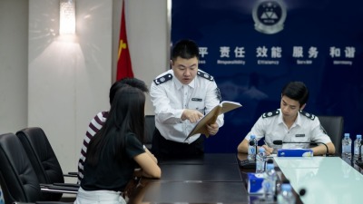这位深圳人荣获“人民满意的公务员”称号！受到领导人接见