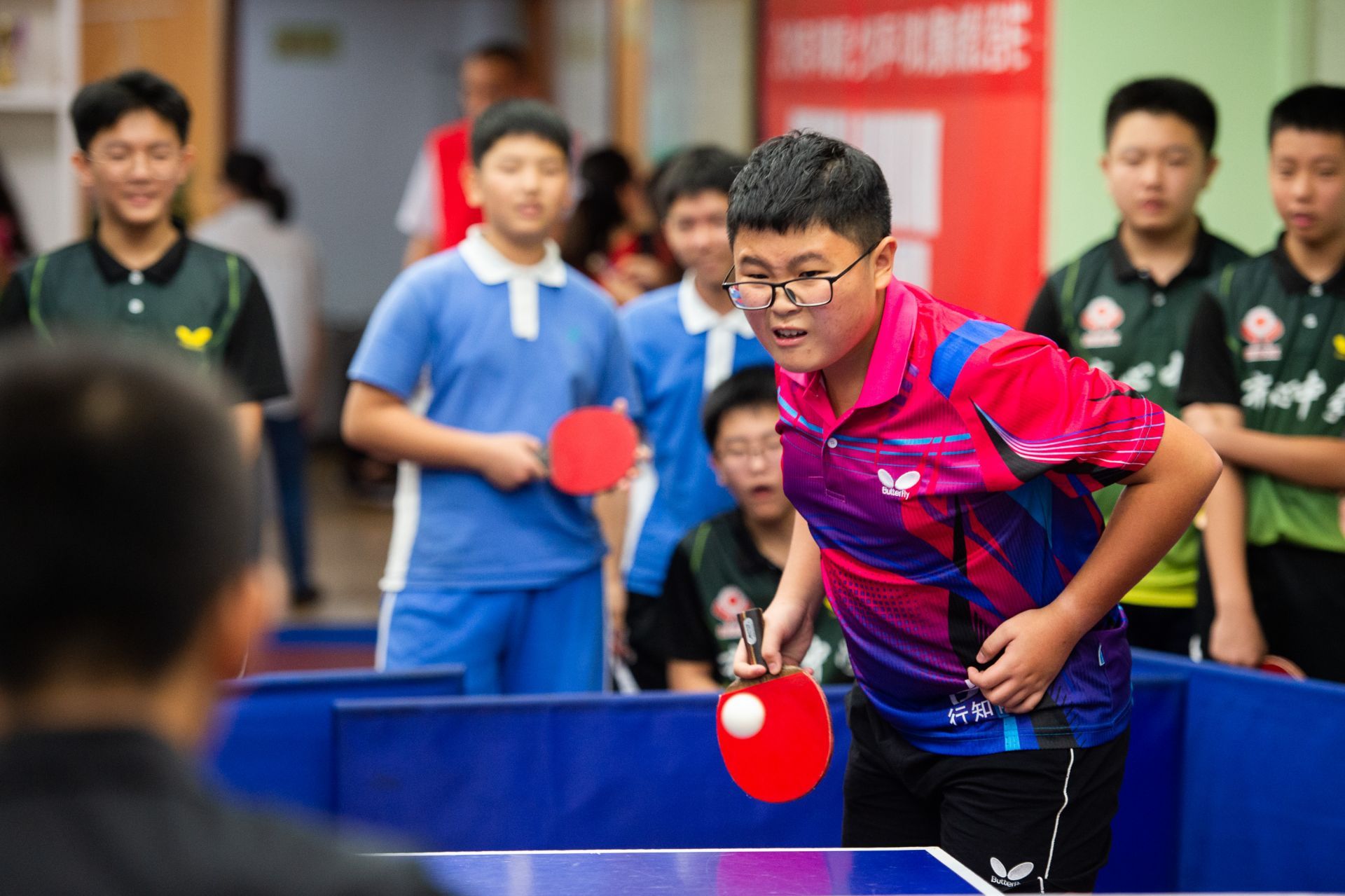 罗湖区青少年乒乓球赛再度开打乒乓小将同场竞技