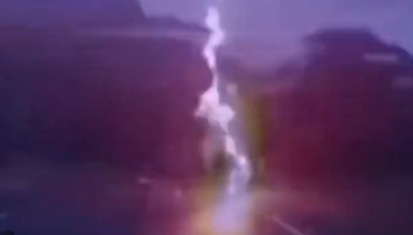 与闪电擦肩而过！电动车在暴雨中突遭雷击，惊险视频曝光