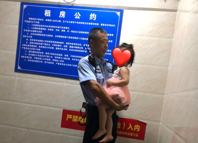 母亲外出买药独留幼女在家啼哭，多亏这位“男神”及时守护