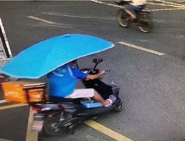 令人气愤！外卖小哥撞倒小女孩后径直驶离，结果……