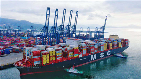 全球最大集装箱巨轮首航全球最繁忙港区