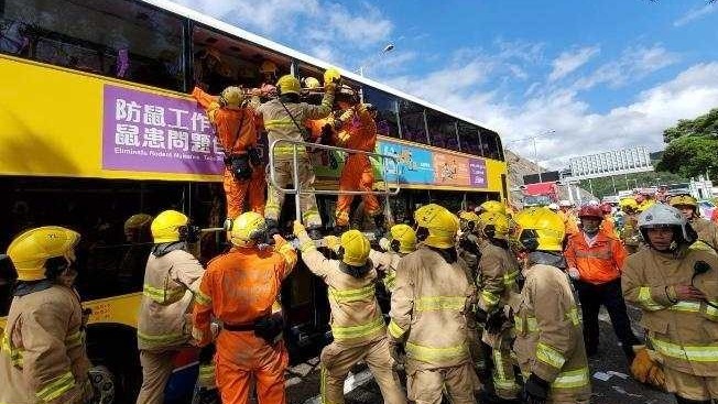 香港新界大榄隧道外两辆巴士相撞，77人受伤