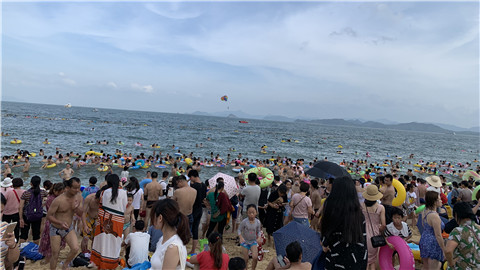 暑假首日，大梅沙人气爆棚