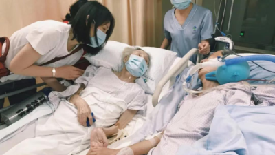 泪目！深圳两位老人ICU病房牵手，网友：爱情最好的模样