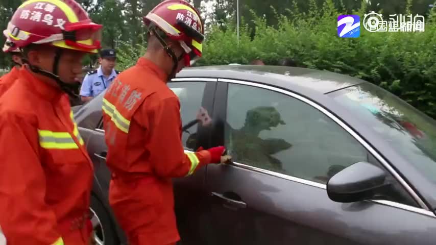 急死人！2岁男孩被锁车内满脸通红，施救时刻妈妈竟舍不得砸车窗…