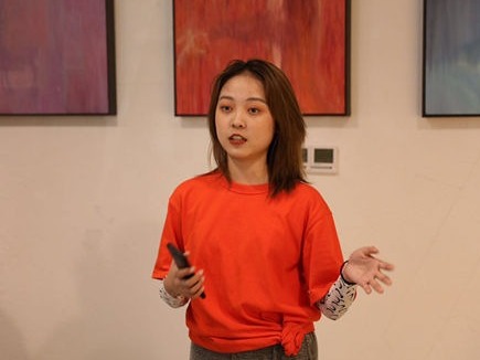 18岁女孩举办现代艺术展：真正的体验从来不是单色的