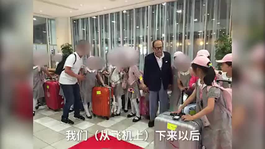 李嘉诚机场遇少儿舞蹈团，主动合影捐200万元
