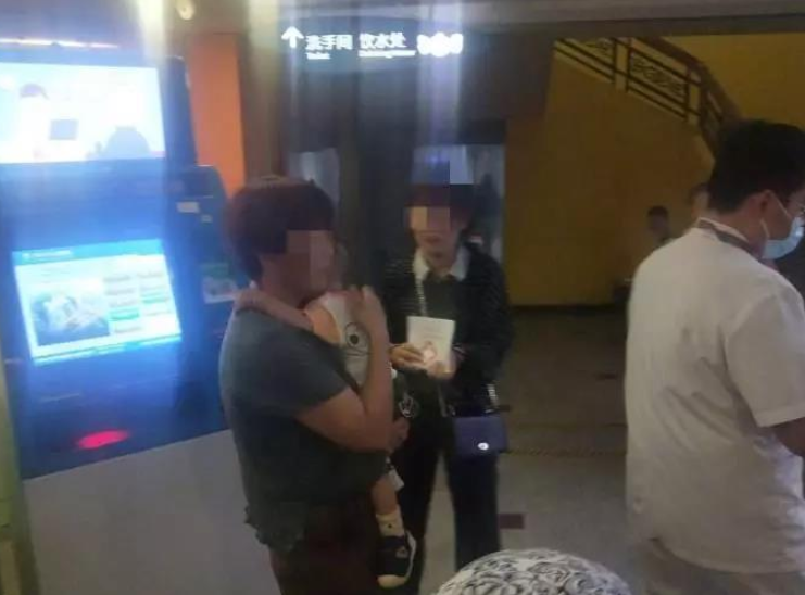 3岁娃被筷子戳伤眼睛，深圳一的哥连闯3红灯送医，焦急到落泪…