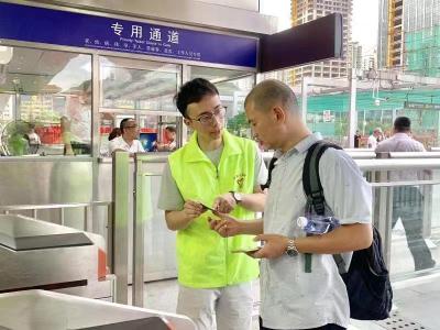 深圳火车站温馨服务，联合义工志愿者传递“爱心接力棒”