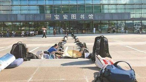 暑期深圳各大图书馆迎来阅读高峰，书包队列成夏日独特风景