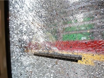 惊险！地铁4号线车门玻璃竟被弹弓击碎，肇事者已被抓获