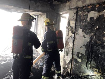 龙岗一高层住宅楼起火，消防员强攻室内救出5名被困人员疏散80余人