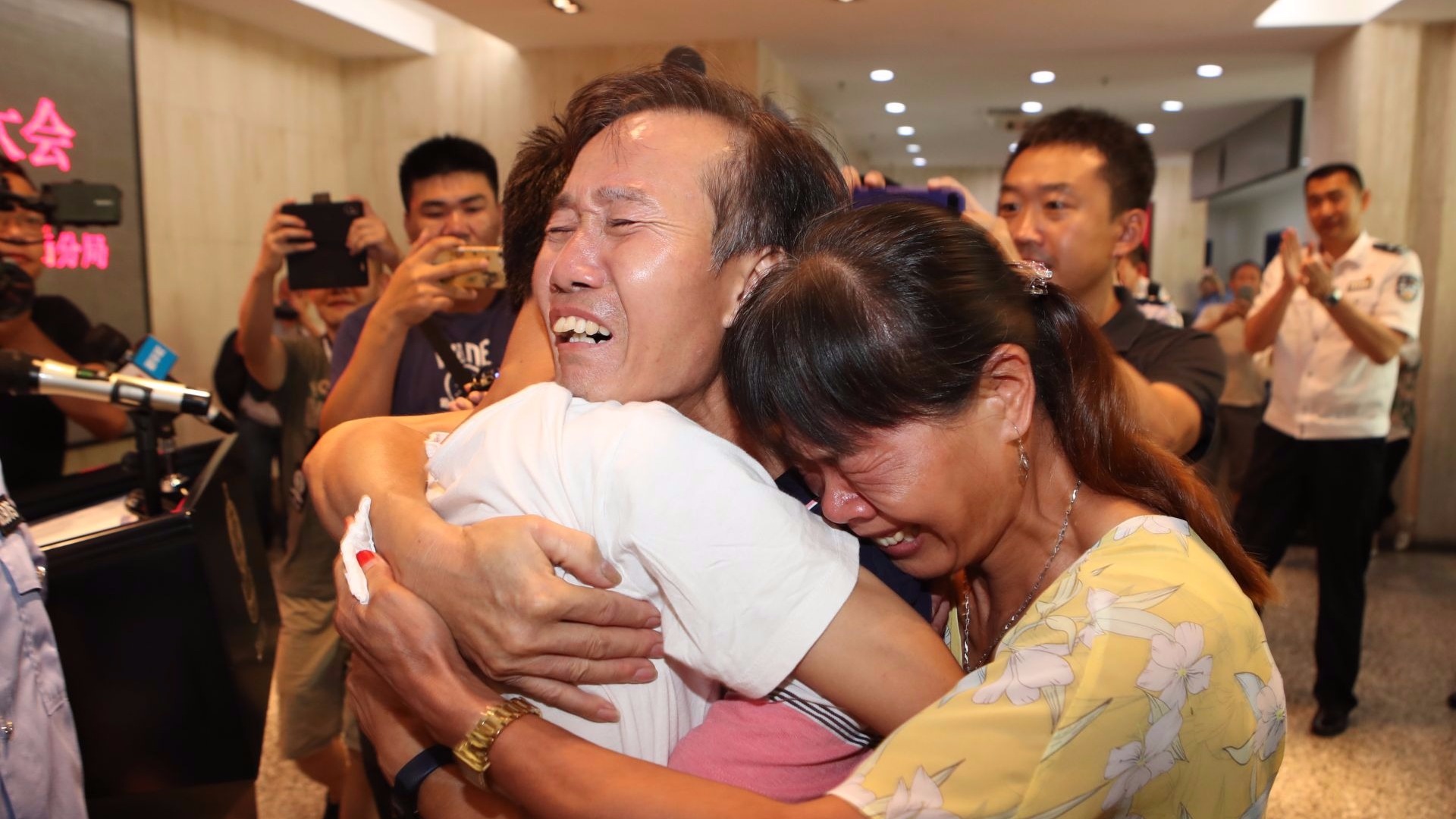 终于找到你！男子被拐18年，深圳警方助其一家团聚