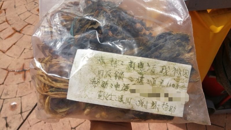 什么情况？深圳一小区惊现求救纸条：求帮打电话，我被困……