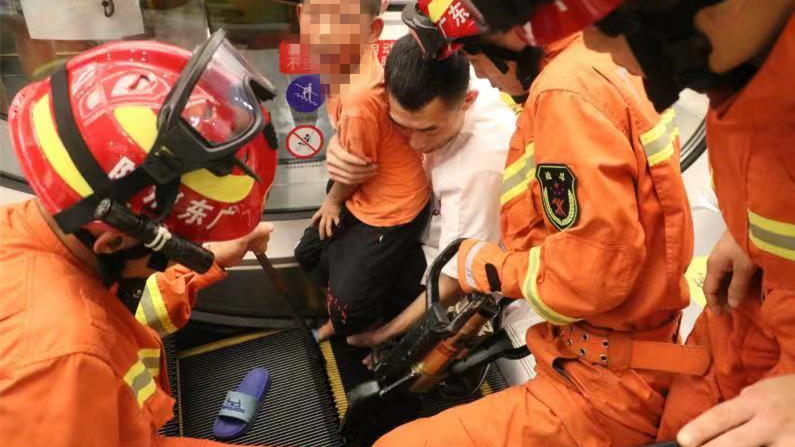 惊险！深圳一小孩的脚突然被电梯“吃”，揪心的10分钟…
