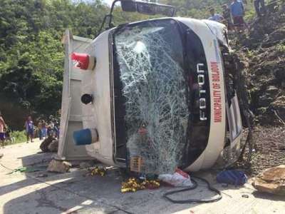 菲律宾一卡车坠崖造成11名学生死亡，20人被送医治疗