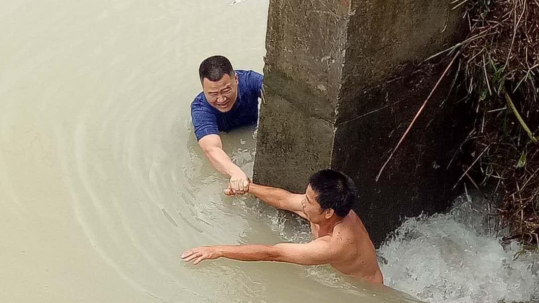 视频记录惊险时刻！扶贫队员湍急闸口勇救落水村民