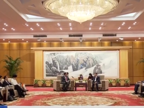 王伟中会见新加坡通讯及新闻部长兼主管贸易关系部长易华仁