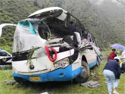 四川一旅游大巴车被飞石击中，已致8人遇难16人受伤