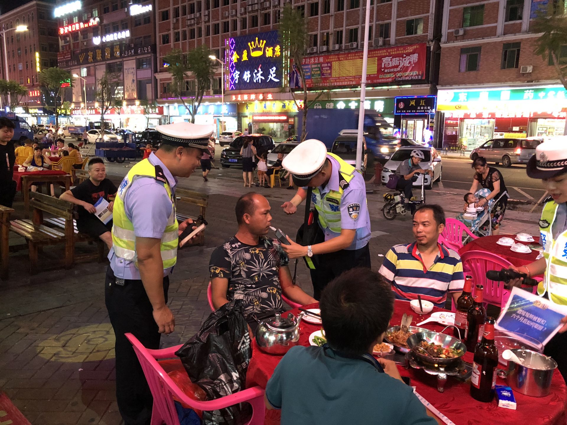 “我为司机提个醒”！东莞交警进酒楼食肆“测酒驾”