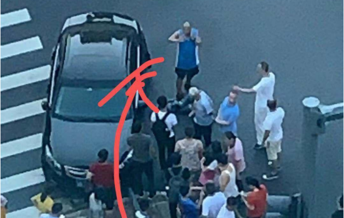 福田一小车冲上安全岛撞倒一家3口！路人合力抬车救人
