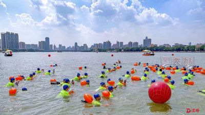 1700名游泳健儿成功横渡珠江