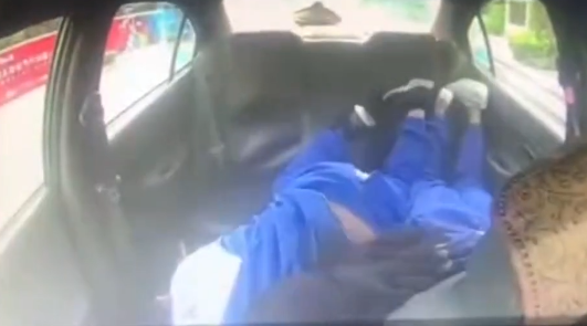 不系安全带有多危险？司机开车打瞌睡出车祸，俩学生瞬间被甩飞…
间甩飞