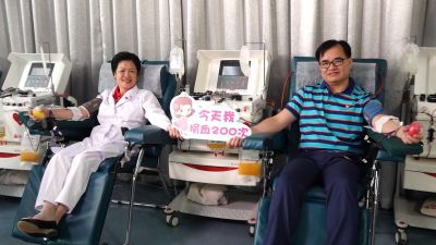 新闻路上说说说丨无偿献血200次！深圳这对夫妇携手创新纪录