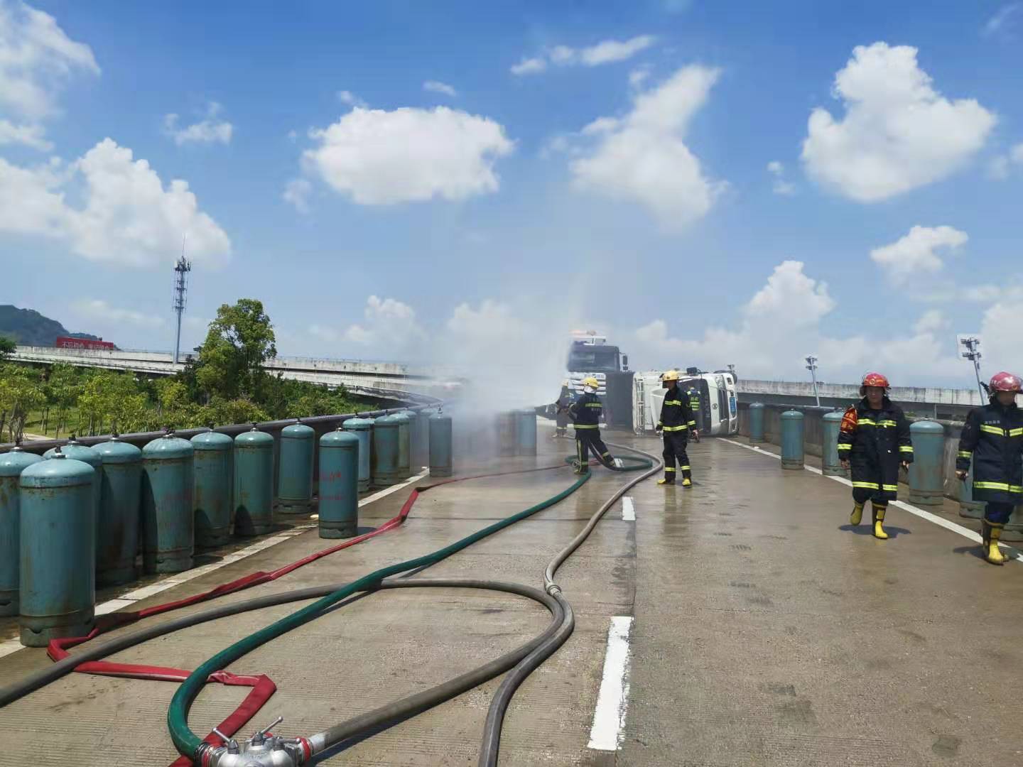 太惊险！大货车侧翻，液化石油气瓶遭40度烈日暴晒，消防紧急救援
