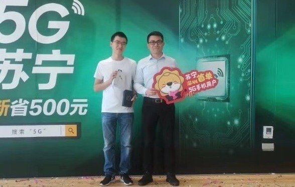 5G手机开售！深圳首位用户买机送老婆 这也太甜了吧
