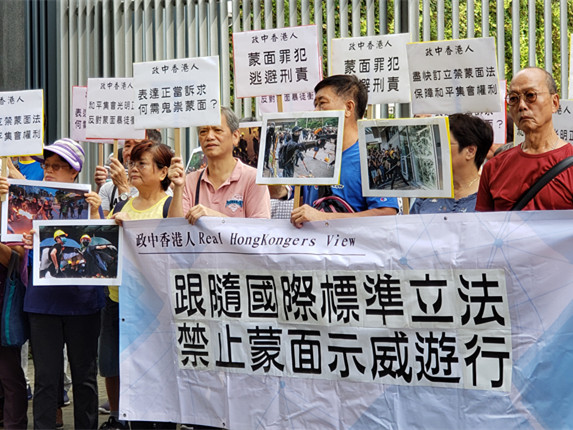 香港市民团体请愿要求禁止示威者蒙面，网民抗议Facebook双重标准