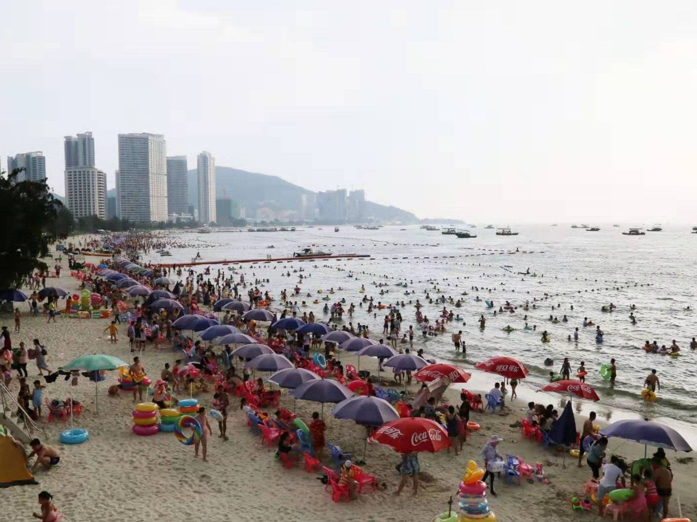 惠东滨海旅游掀起高潮  日均2.7万车辆进入巽寮湾景区