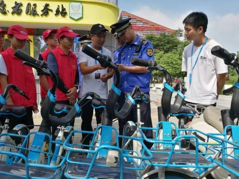 深圳城管执法队员、义工与哈啰单车运维小哥互换身份体验工作