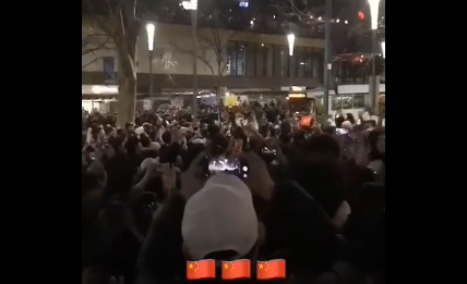 这才是中国青年的样子！中国留学生面对港独齐唱国歌