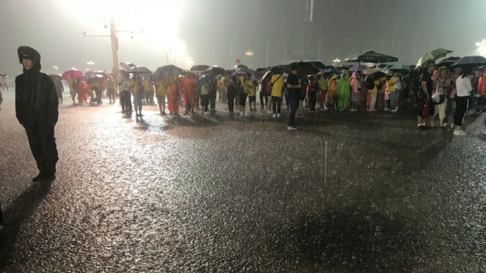 北京暴雨万人冒雨看升旗 14亿护旗手报到！