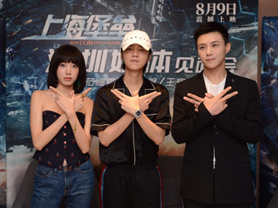 鹿晗高烧不退，素颜“睡衣范”跑深圳路演