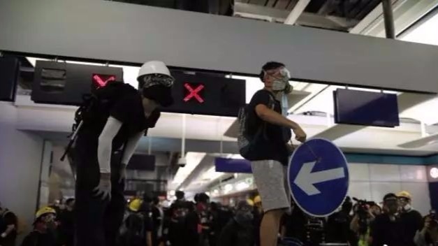 昨晚，香港暴徒又闹事！西铁元朗站惨遭毁坏