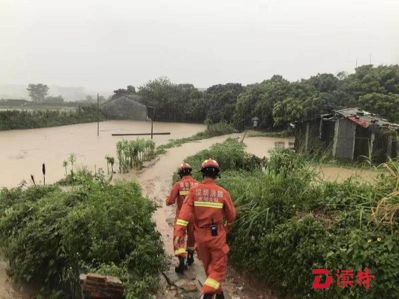 光明区九头山一宿舍积水7人被困 消防队员雨中救出中风男子