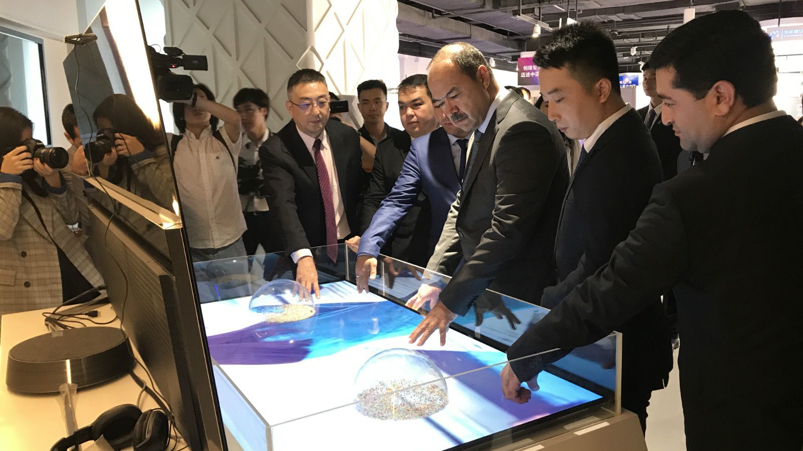 外眼 | 时隔19年，乌兹别克斯坦总理重访深圳探寻智慧增长新方案