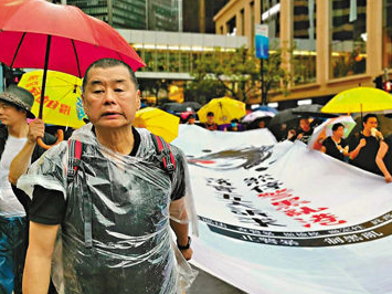 太嚣张了！暴徒用镭射枪照射解放军驻港部队总部 警方严正警告 