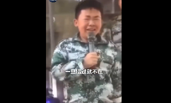 哈哈哈！男孩军训结束，一首《后来》唱哭小伙伴……