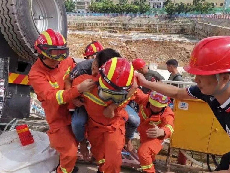 工地大吊车侧翻 消防员负伤破拆救出被困司机