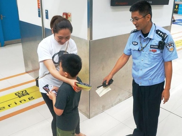 5岁香港男孩独自过关还没证件，急哭了！边检民警帮他找到粗心妈妈