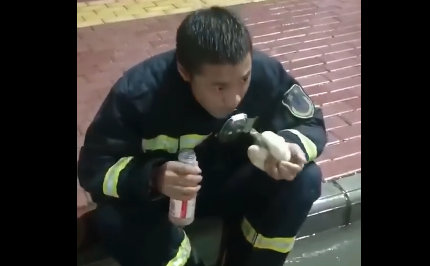 致敬台风中的救援英雄！他坐在路边吞下第11个包子…
