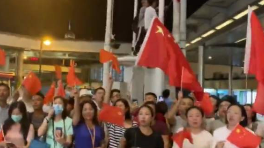 这次人更多！爱国爱港的香港居民再次将国旗重新升起